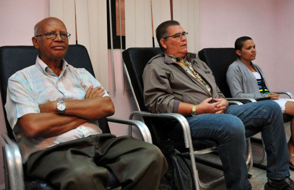 Norberto-y-GUstavo-junto-a-otra-paciente-en-la-Sala-de-Quimioterapia-Ambulatoria-580x375